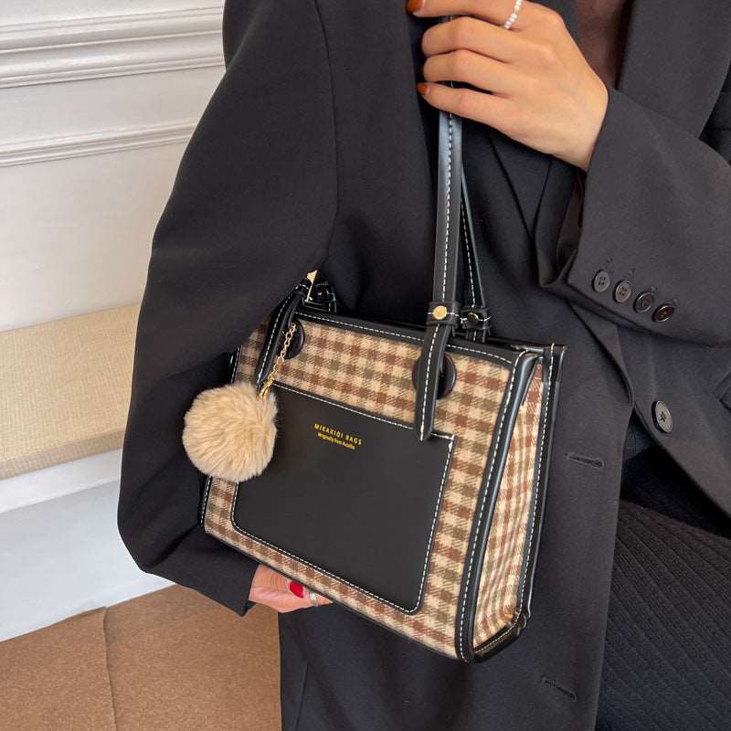 Fashionable tote bag with a touch of timeless style