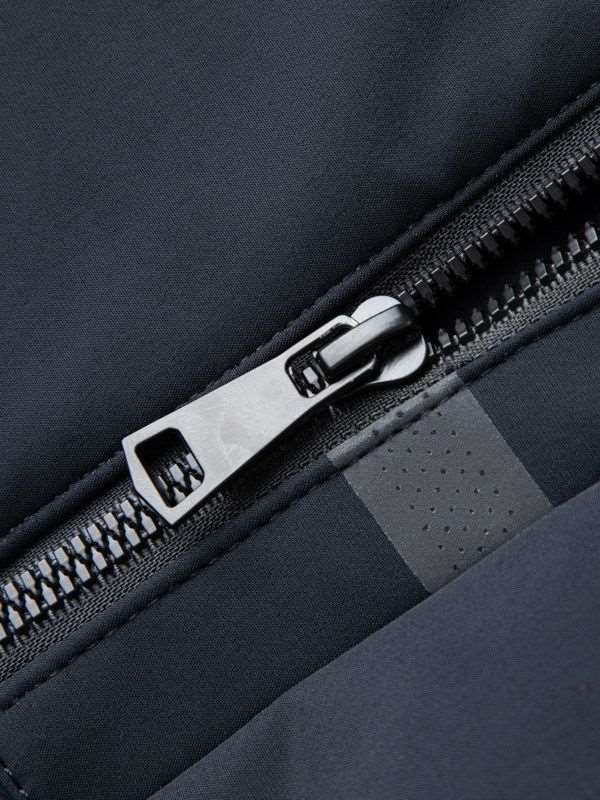 Luxurious white goose feather filling for unparalleled warmth at acheckbox